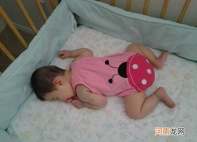 为什么宝宝睡觉时，喜欢扭来扭去？妈妈多留意，可能是这四个问题