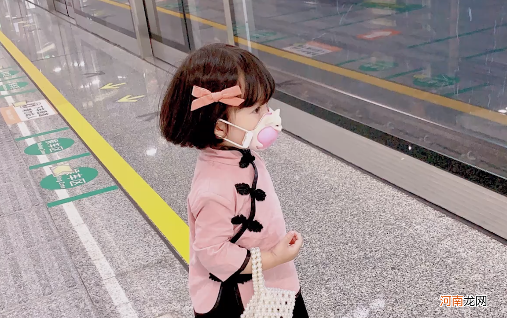 日本萌娃地铁只站不坐？女孩妈妈秒打脸：能闭嘴？我们是中国娃