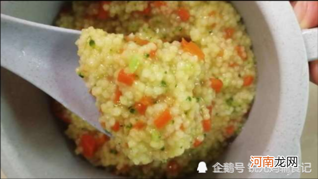 宝妈做了什么早餐，让宝宝乖乖坐着大口地吃，这道辅食太棒