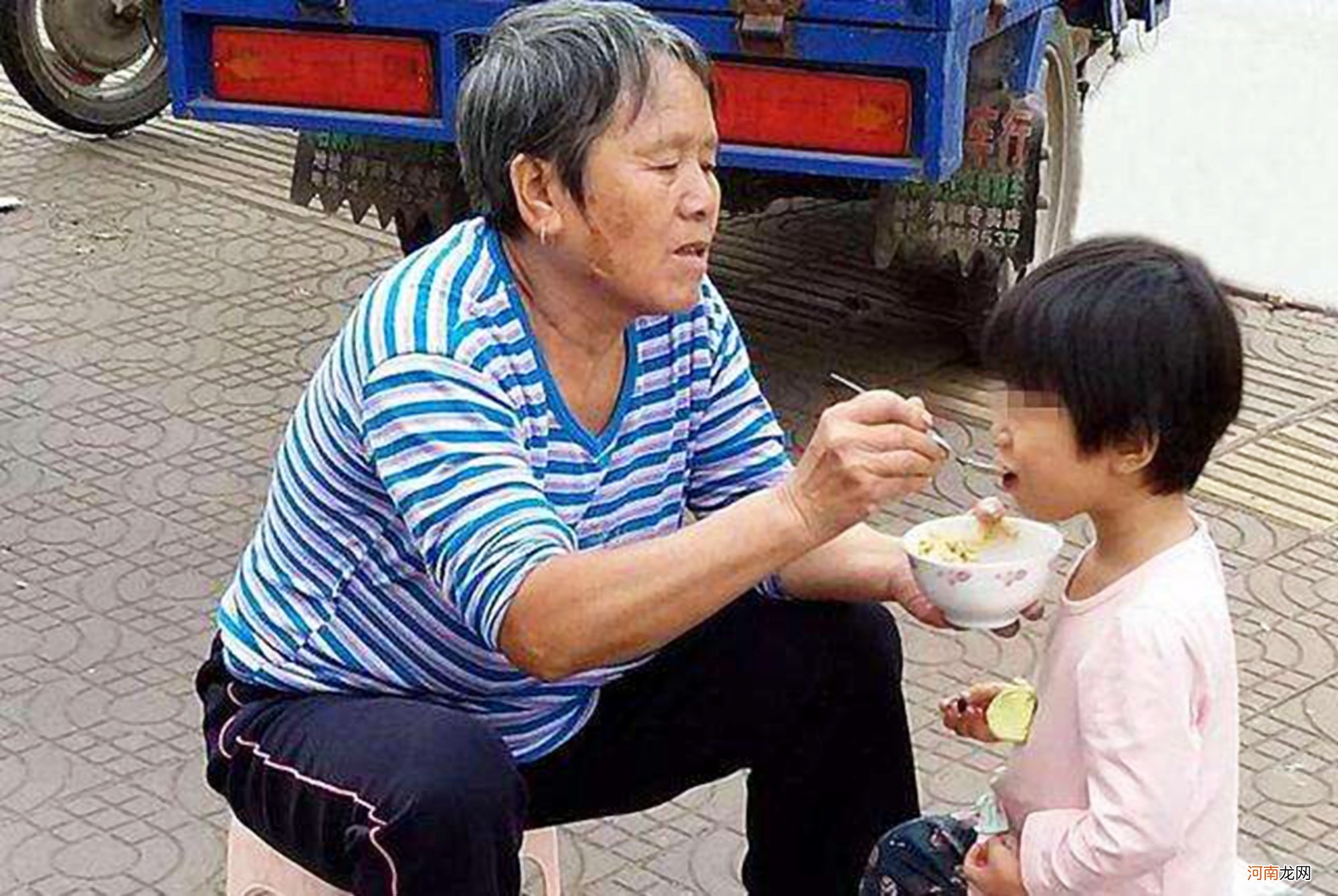 “奶奶亲还是姥姥亲？”孩子给出的回答很戳心，父母该反思了