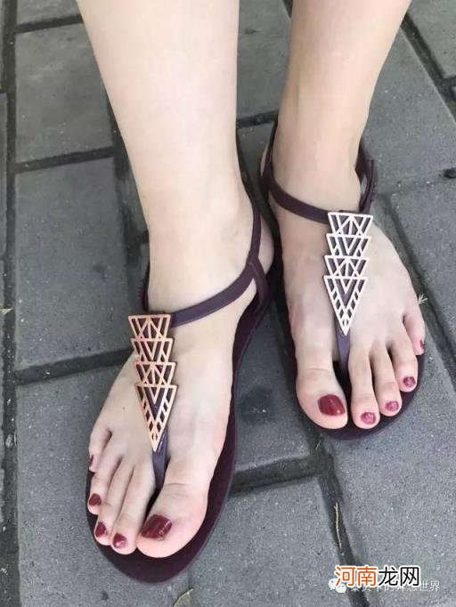 今年的爆款女鞋，适合夏天穿的爆款鞋？