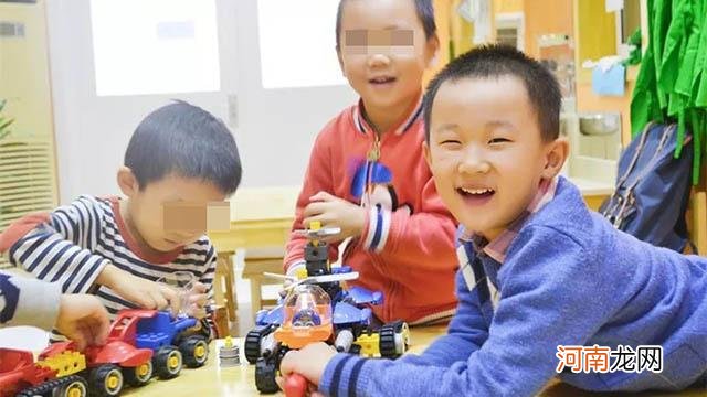 幼儿园“新型攀比”蔓延，老师和家长不及时制止，受伤的会是孩子