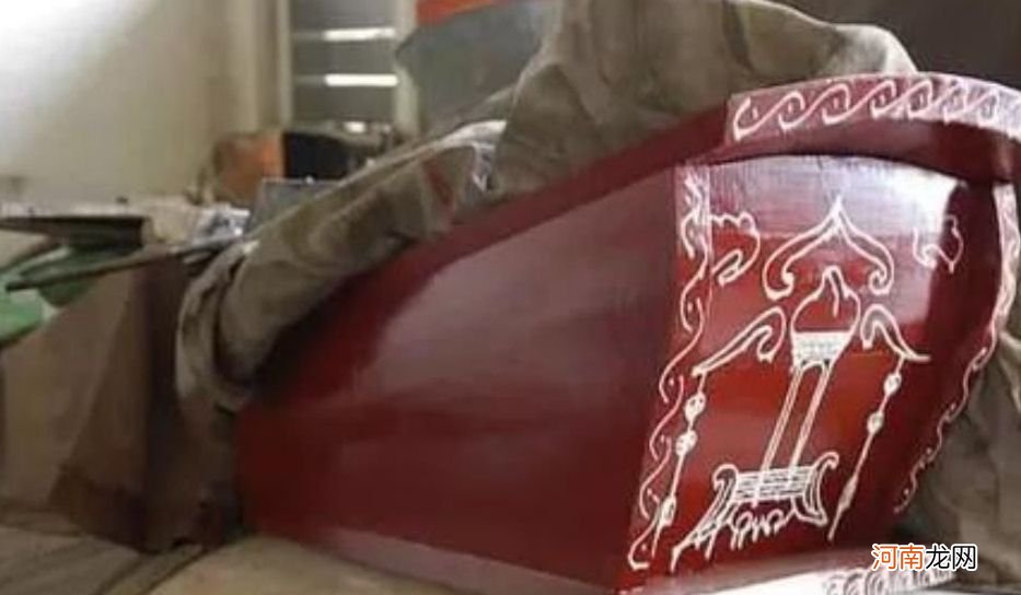 梦见棺材上有死人是什么征兆 梦见棺材跟死人是什么征兆