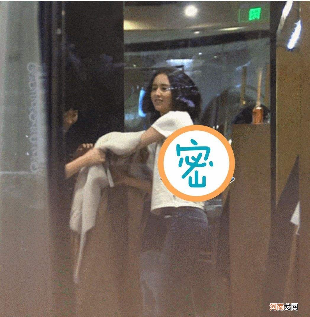 梦见和别人换衣服穿好不好 梦见跟别人换衣服穿