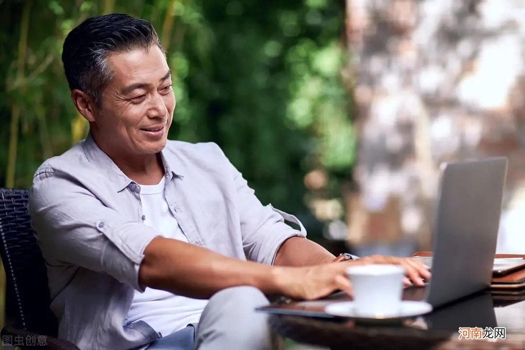 人到中年，放不下对子女工作、收入和生活的担心，该如何面对？