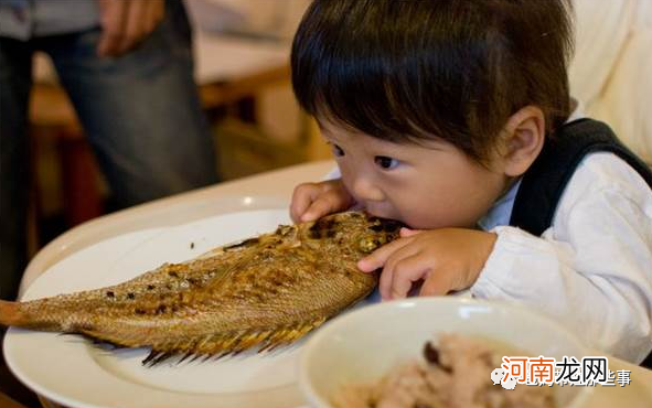 餐桌上孩子的几种表现，显得没教养还让人很反感