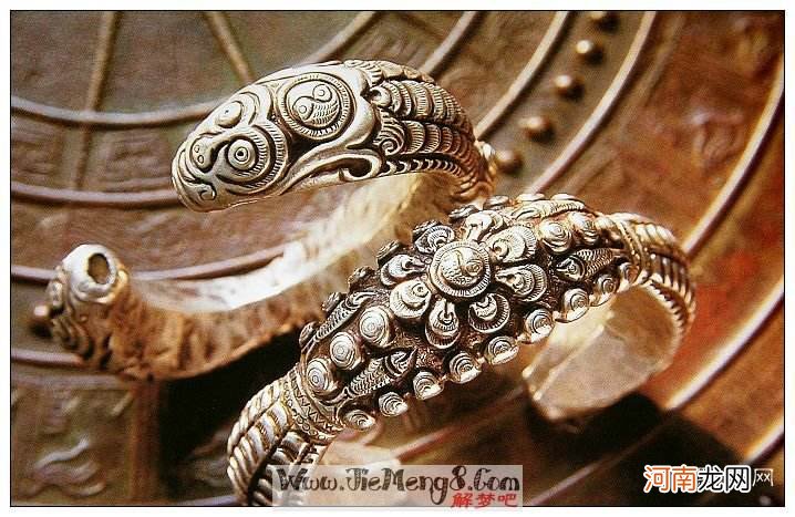 梦到蛇咬自己是什么征兆解梦 梦到蛇咬自己是什么情况