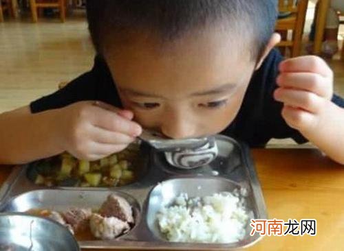 安徽：一幼儿园老师认为家长未缴费，不让孩子吃饭，故意拍给家长