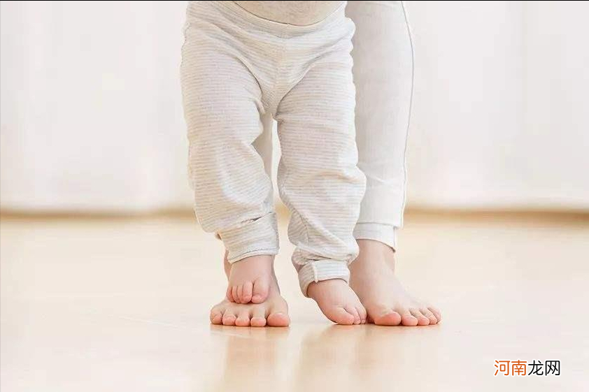 宝宝多大开始学走路？早于1岁分3个步骤，家有学步娃的家长别错过