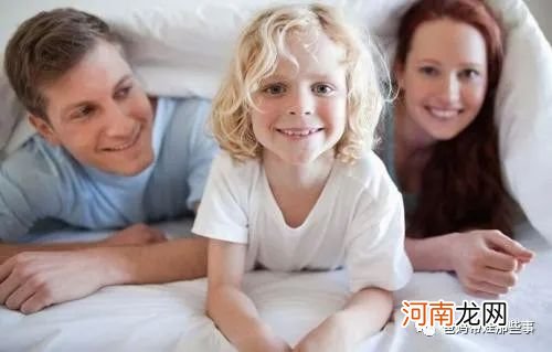 孩子问：为什么我们家没钱？妈妈这样的回答有情商