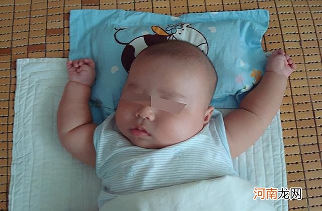 宝宝睡觉时，有这三种错误睡姿，半岁前改不掉，头型可能会不对称