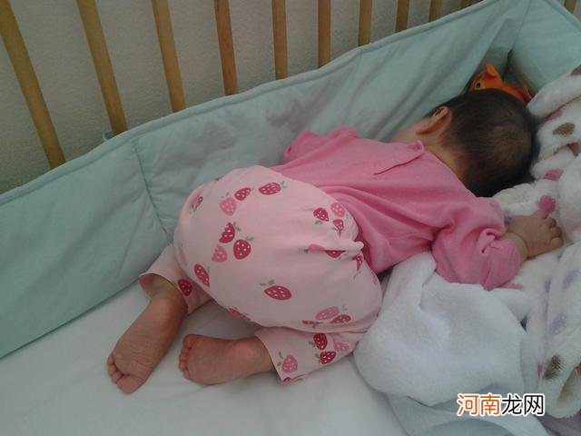 宝宝睡觉时，有这三种错误睡姿，半岁前改不掉，头型可能会不对称