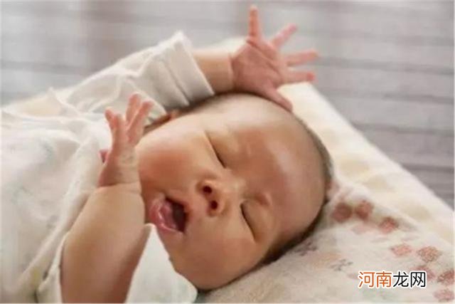 论宝宝的睡姿能有多奇葩，不掀开被子很难想象，都在家长意料之外