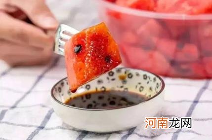 西瓜沾酱油吃好吃吗 西瓜为什么沾酱油