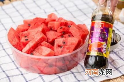 西瓜沾酱油吃好吃吗 西瓜为什么沾酱油