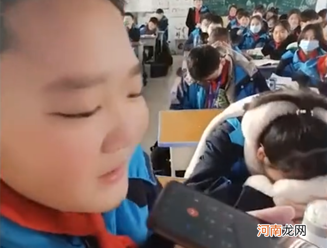 河南一老师让学生给妈妈打电话说“我爱你”，孩子还没开口就哭了