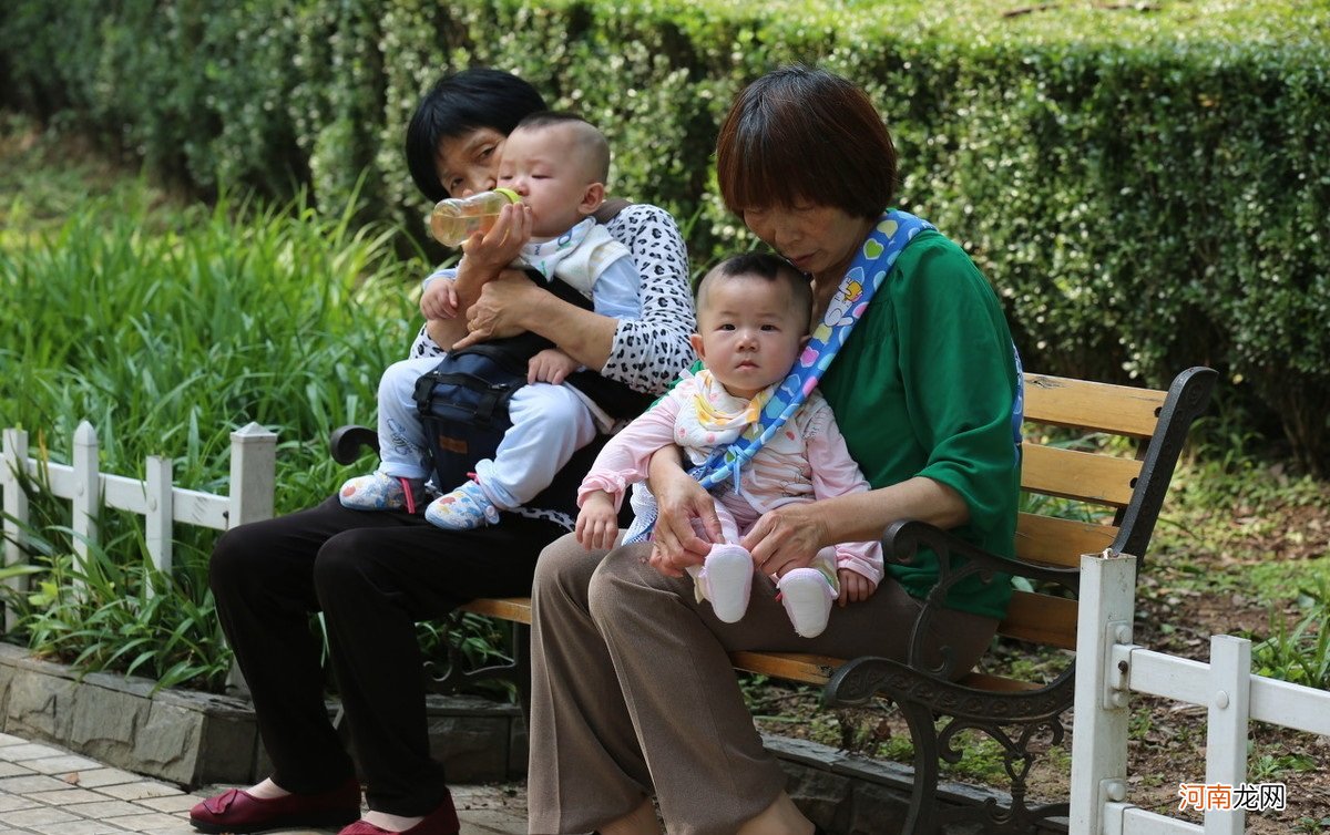 “中国式”姥姥带娃是一种什么体验？过来人：比退休前的生活还累