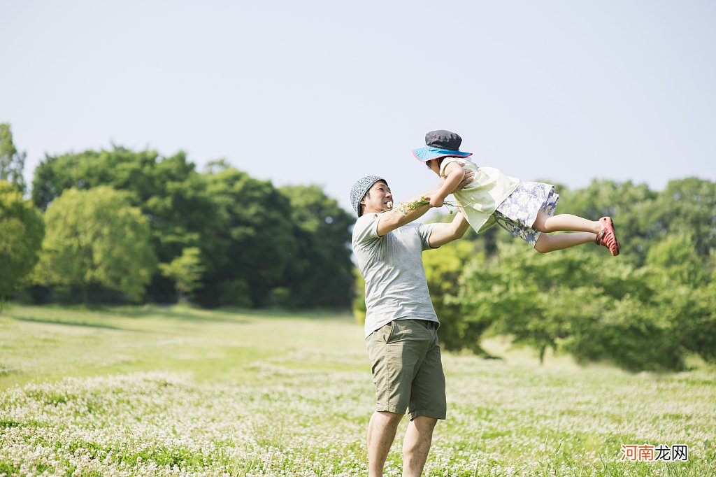 想让孩子思维敏捷、爱思考？父母要学会多和孩子聊“废话”