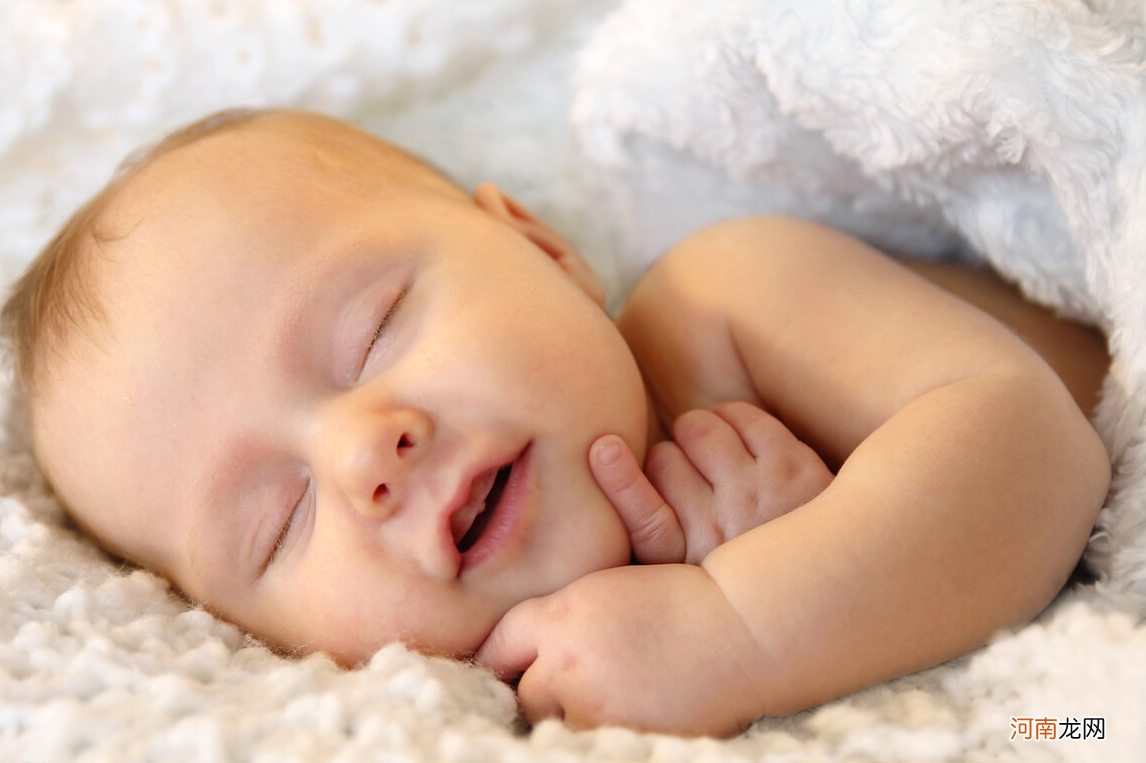 宝宝睡觉时“偷偷笑”是咋回事？民间传说很有趣，有真实原因