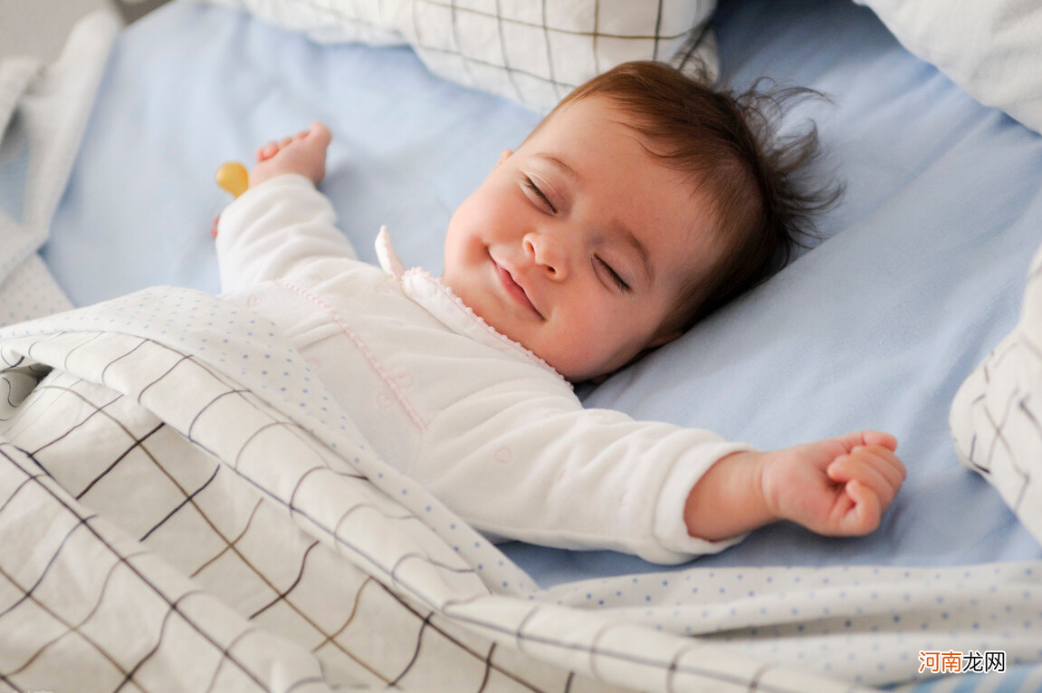 宝宝睡觉时“偷偷笑”是咋回事？民间传说很有趣，有真实原因