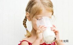 睡前喝牛奶能帮助长高吗 小孩喝牛奶有助于长高吗