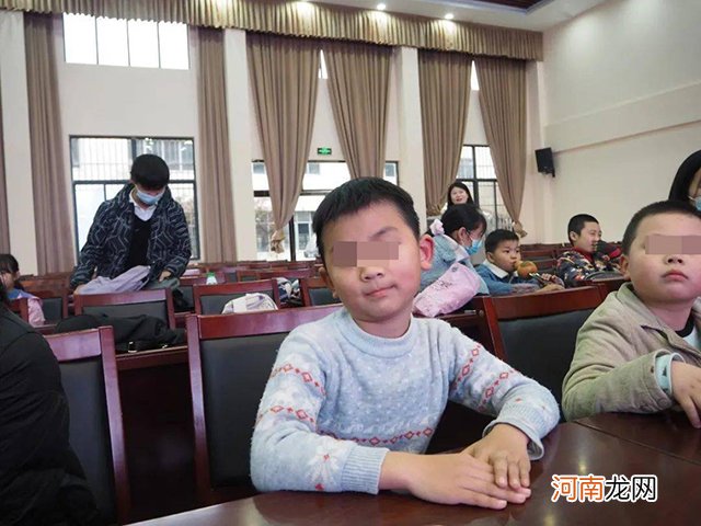 孩子何时成了炫耀工具？父母“凡尔赛”式晒娃，只会让他被孤立