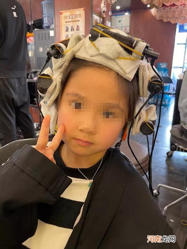 “潮爸潮妈”越来越多，过年带孩子去美甲烫发，危害不只一点点
