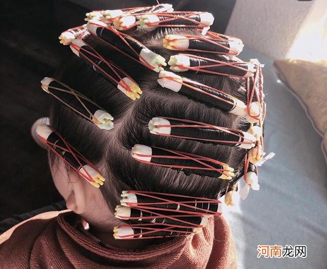 “潮爸潮妈”越来越多，过年带孩子去美甲烫发，危害不只一点点