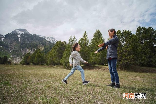 孩子做错事，鼓励他思考，比逼他道歉更重要