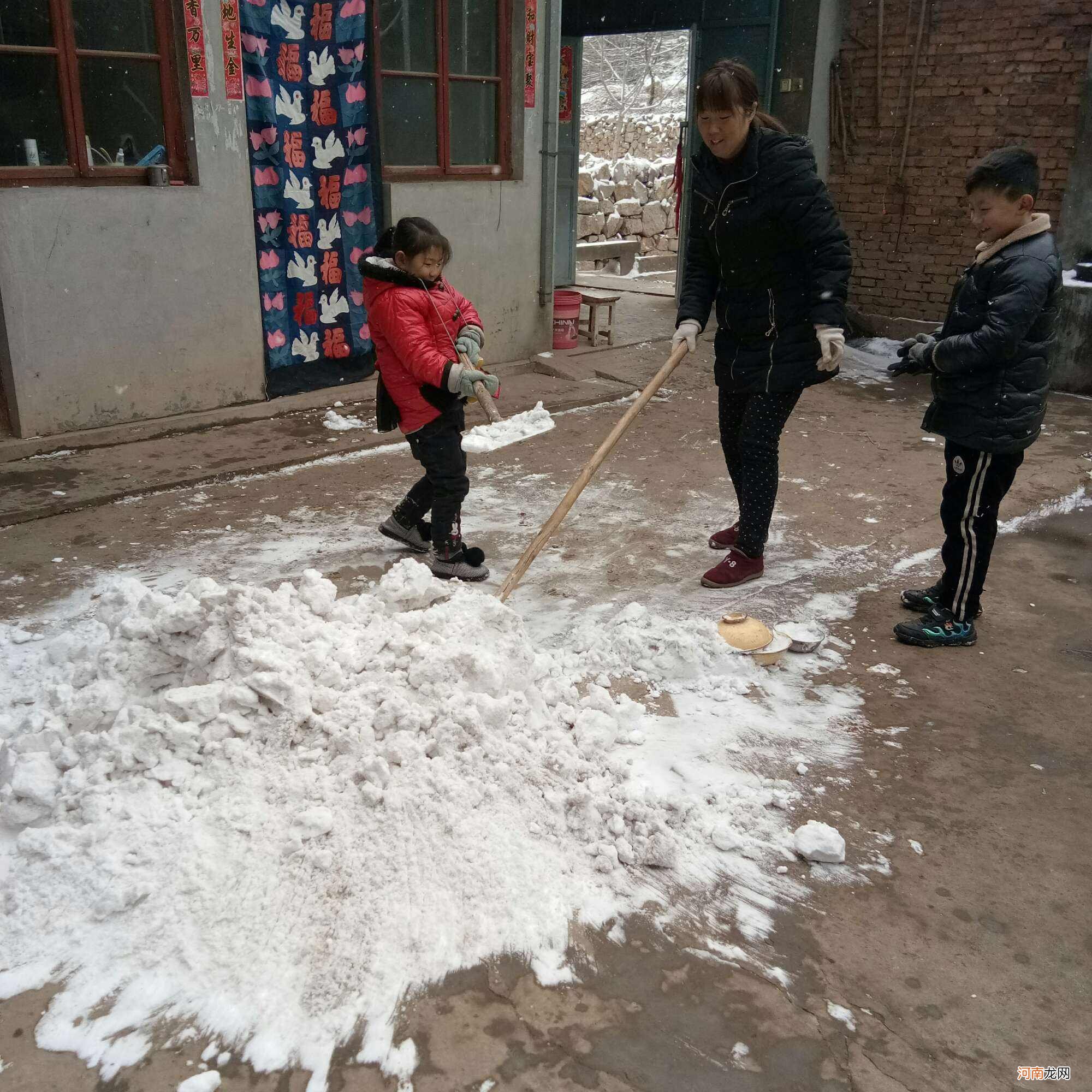 梦到打扫院子里的雪地 梦见打扫雪地