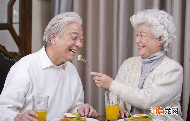 吃饭时经常用筷子敲碗的人 为什么吃饭要等老人先动筷子