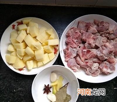 美味的土豆炖排骨 土豆炖排骨的做法