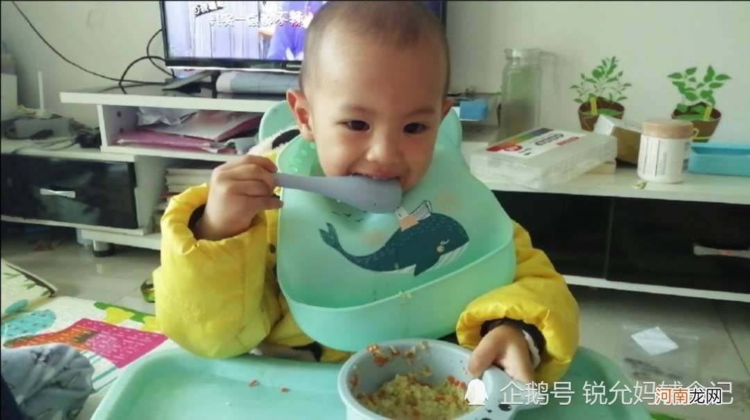 8个月宝宝应该如何添加辅食？辅食又能吃些什么呢？网友：值得收藏