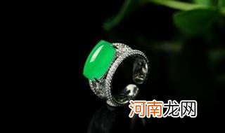 湖水真绿啊绿得像一块什么的翡翠 湖水绿翡翠属于什么色