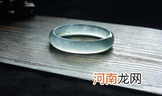 翡翠光照里面什么样子 翡翠在什么光线下看
