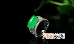 佩戴绿色翡翠戒指寓意 绿色翡翠戒指的寓意什么