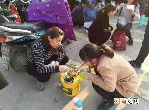 专家痛批：高中生还天天送饭，中国家长的巨婴式养娃会害了孩子！