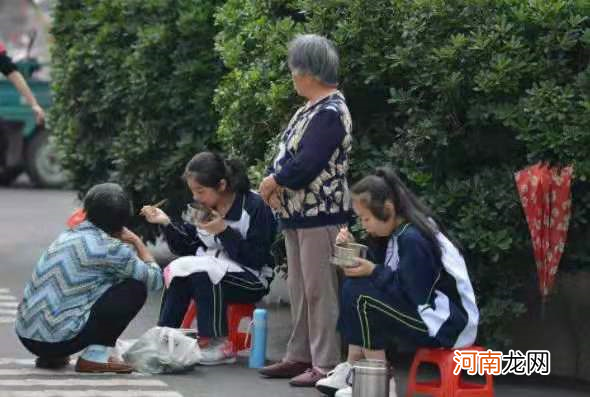 专家痛批：高中生还天天送饭，中国家长的巨婴式养娃会害了孩子！