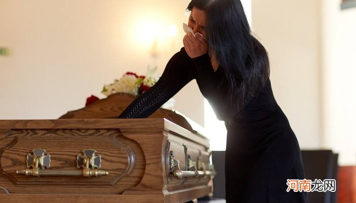 梦到死去亲人又活了啥意思 梦见亲人死去的人又活了是什么意思