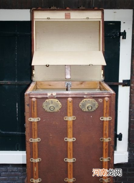 解梦衣柜 梦见柜子衣服