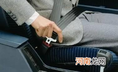 成年人正确佩戴安全带法 安全带怎么系