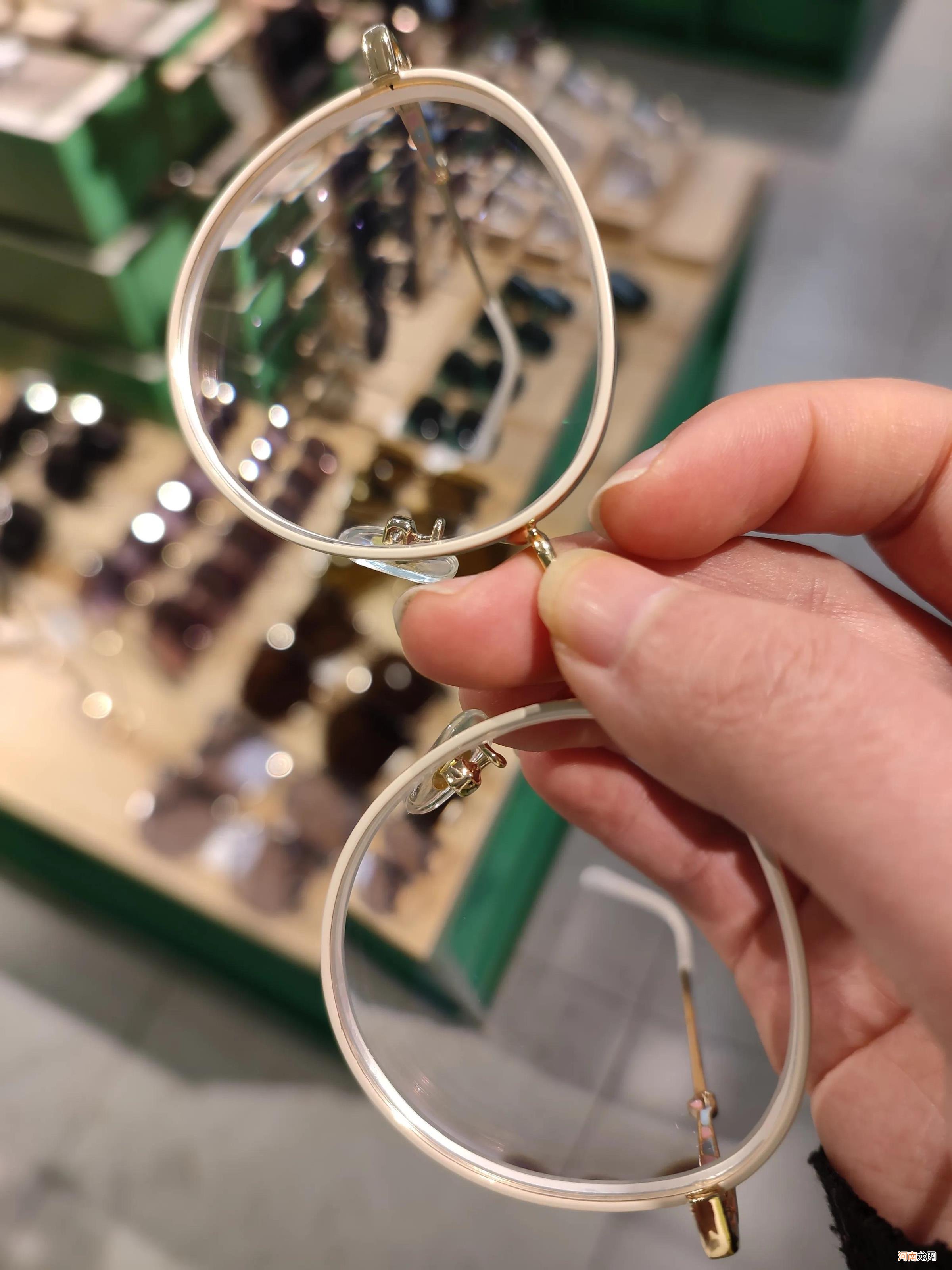 眼镜配镜片多少钱 自带镜框配镜片多少钱