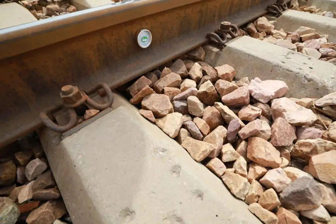 火车路上为什么铺石头 火车轨道为什么要铺那么多石头