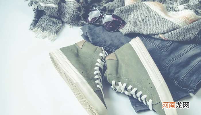 梦见穿衣服不合身急于换新衣服 梦见一直在换衣服不合适