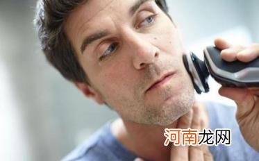 刮胡子刮不干净有黑印怎么去掉 刮胡子要顺着刮还是逆着刮