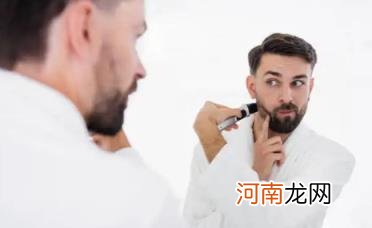 刮胡子刮不干净有黑印怎么去掉 刮胡子要顺着刮还是逆着刮