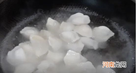 速冻饺子什么时候下锅 速冻饺子冷水下锅还是热水下锅