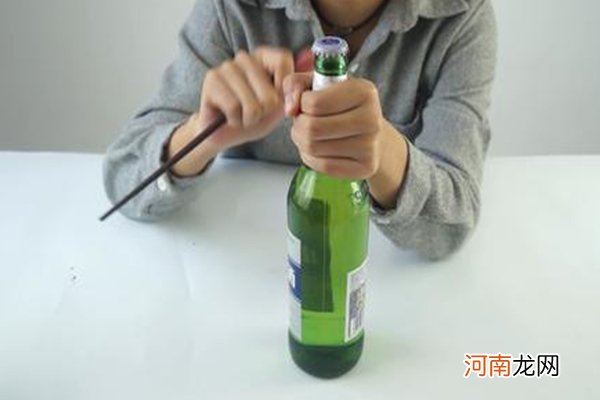 没有起子怎么开啤酒瓶 啤酒瓶盖的材质