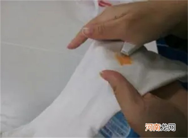 油渍弄衣服上时间久了怎么洗掉 用汽油或食用盐去除