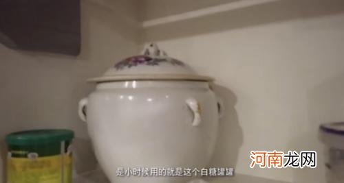 李宇春晒出自己的房子，装修简约得像平民家庭，父母平时还用葵扇